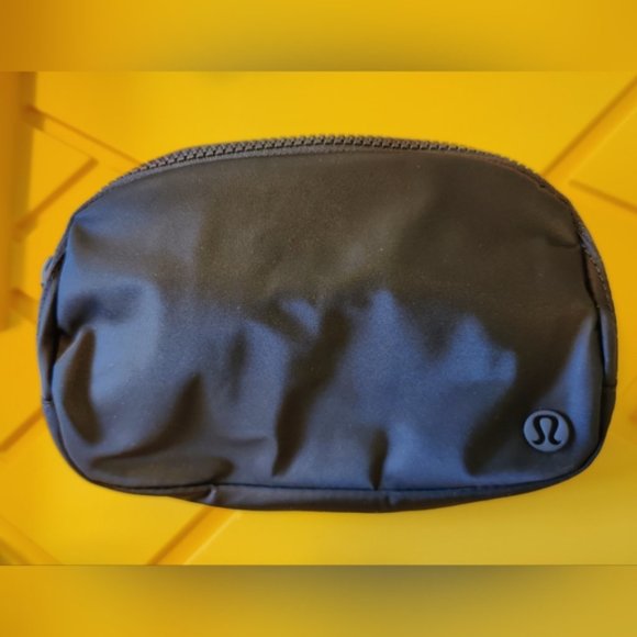 NWT Lululemon Everywhere Belt Bag BLACK Rare Original OG Version Classic EBB 1L - Picture 3 of 12